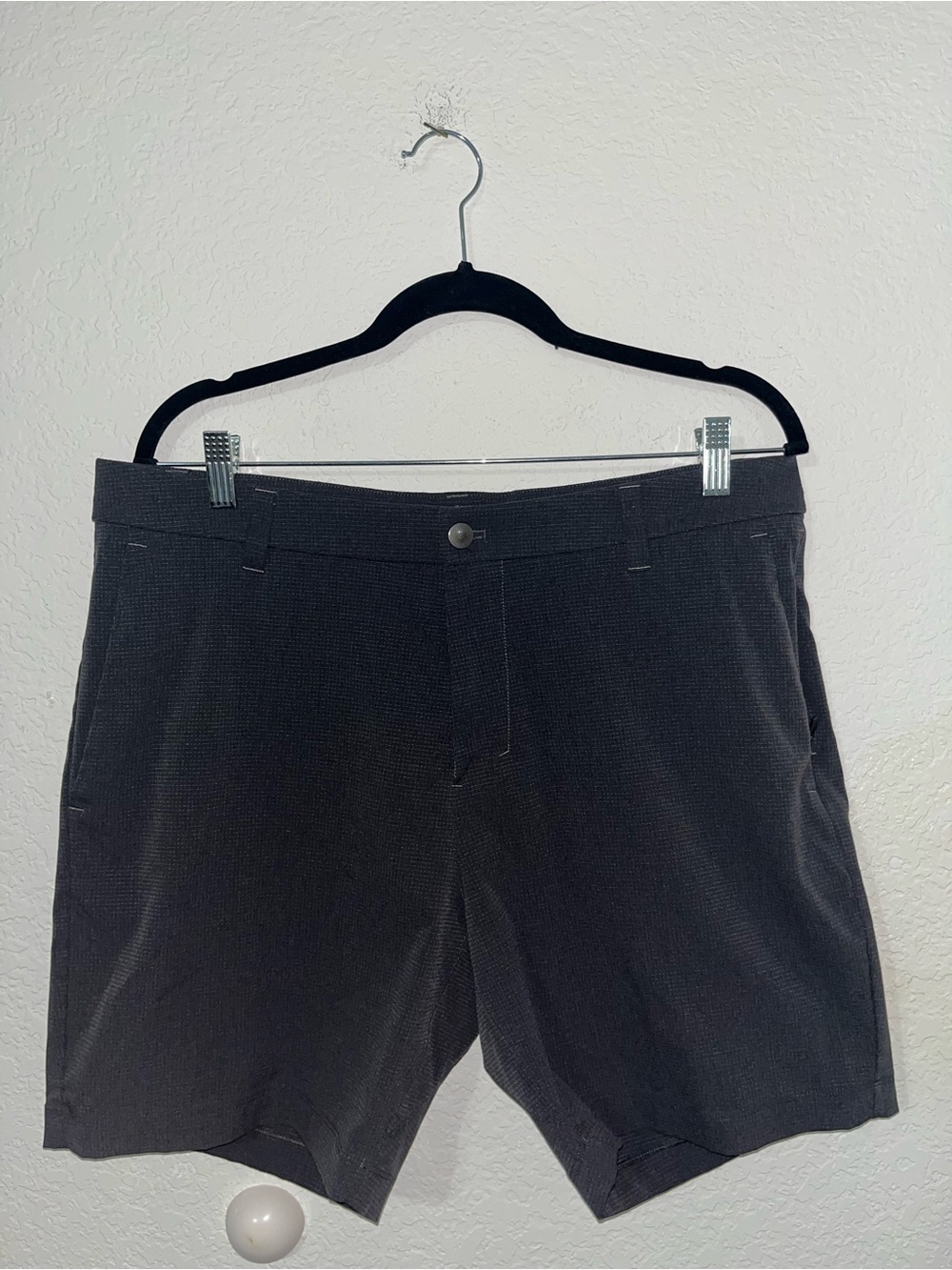 Lululemon men’s charcoal gray shorts